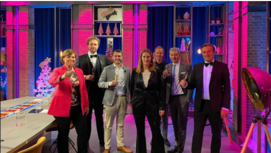 Laura Rooseboom in online kerstshow van Brookz & Dealsuite